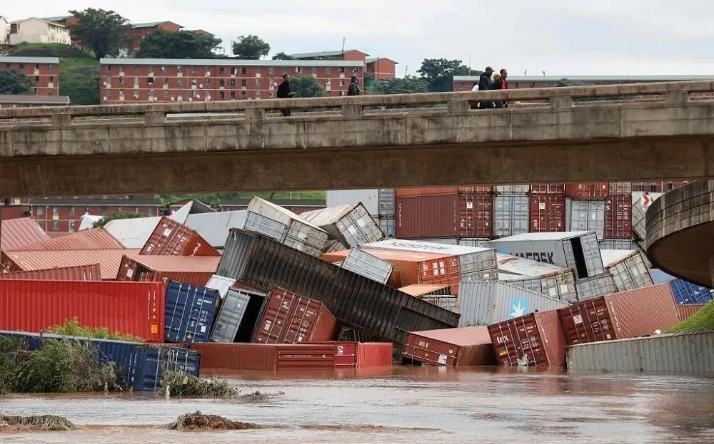 这是4月12日在南非德班拍摄的倾覆在水中的集装箱