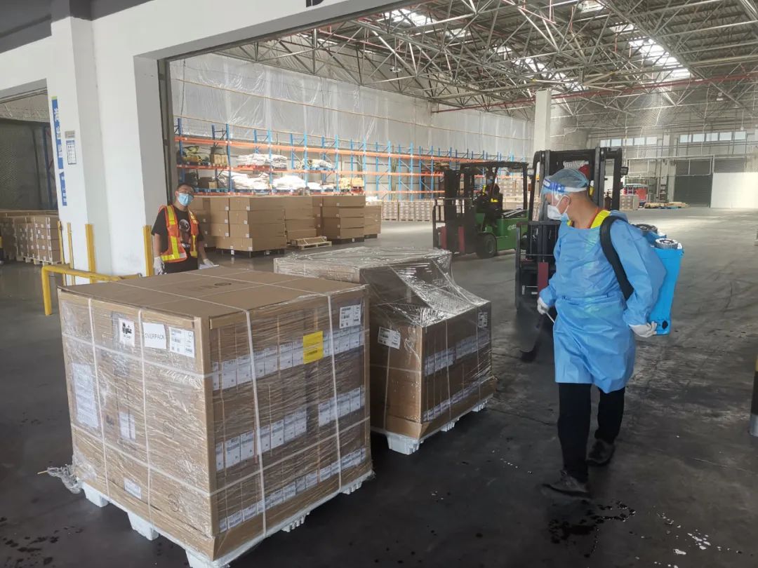 hy590海洋之神检测中心空运部运抵操作团队迎难而上，把控收运头路关卡。