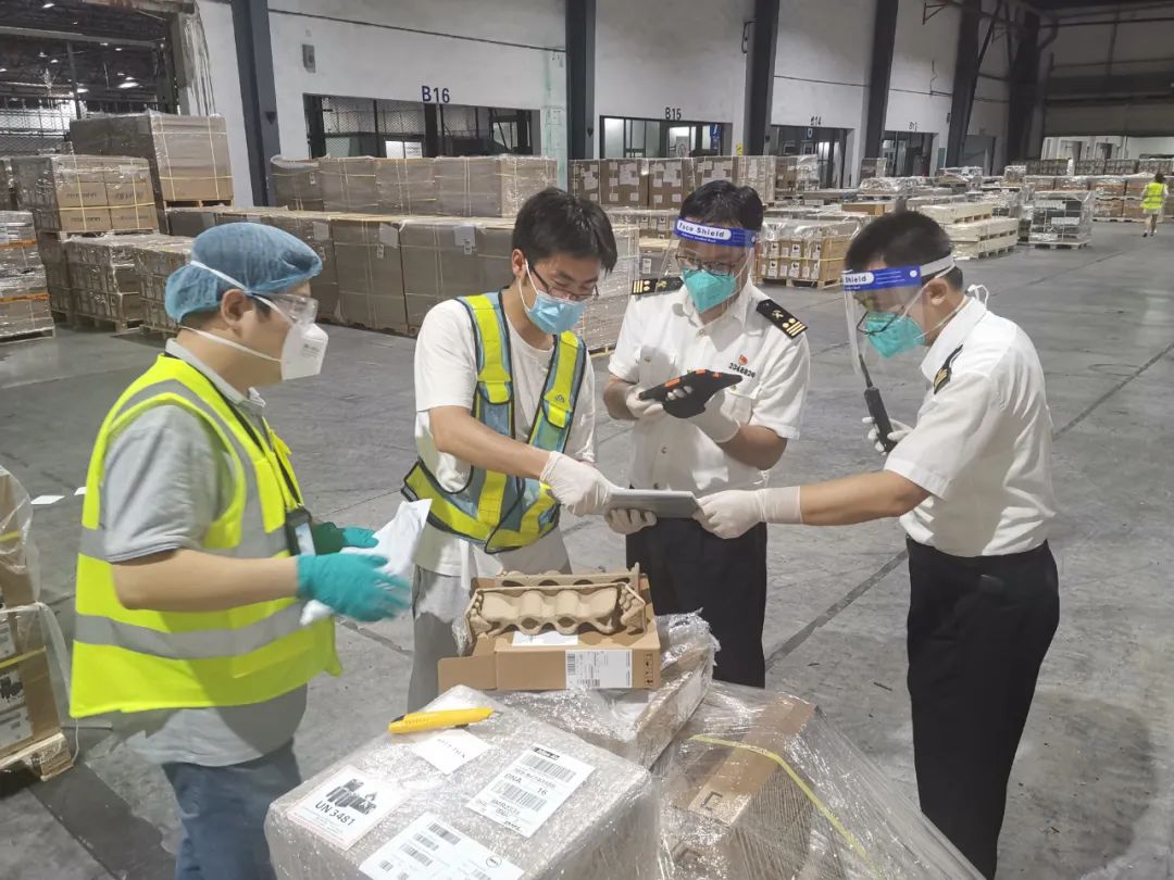 我司空运部货机组板团队陆续奋战，力保航班顺利起航。