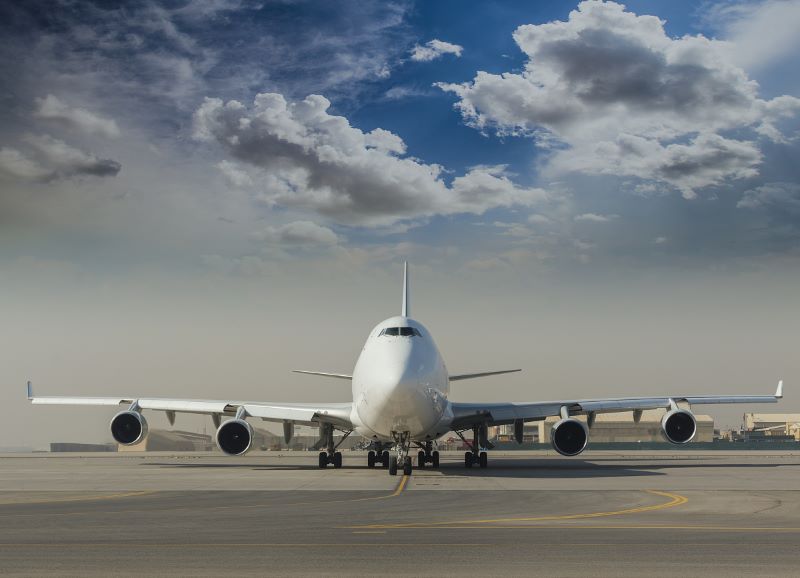 在国际空运中，直达航路和中转航路选择技巧