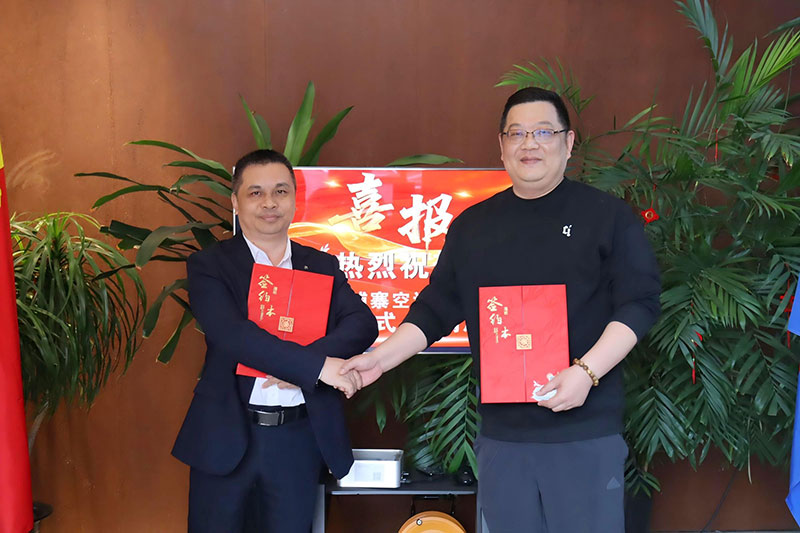 金鸿盛电器副总经理曾昭仁(左)与柬埔寨KH Zut home Co.,Ltd总经理许磊（右）签约合影